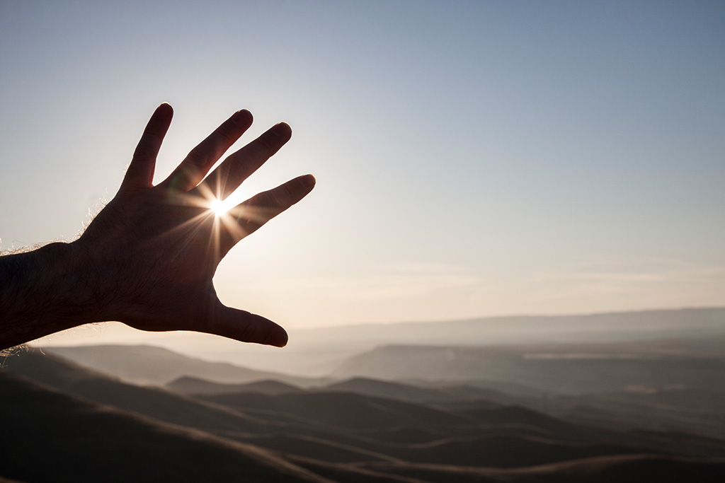 Hand open with 5 fingers and the sun coming through to illustrate 5 things to do each day for consistent spiritual growth