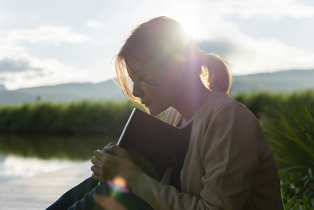 How to Make Bible Reading Meaningful (Not Just Consistent) - NIV Bible ...